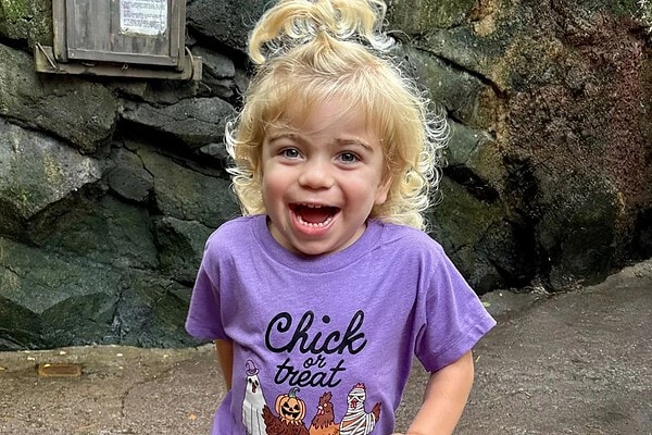 Sobrancelhas foram alerta para mãe sobre rara demência em bebê de 3 anos