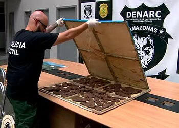 'Cocaína negra': polícia apreende em Manaus droga 10x mais cara e indetectável por cães e testes rápidos 2 'Cocaína negra': investigadores encontraram a droga escondida em fundos falsos. — Foto: Reprodução/TV Globo