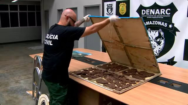 'Cocaína negra': polícia apreende em Manaus droga 10x mais cara e indetectável por cães e testes rápidos 1 'Cocaína negra': investigadores encontraram a droga escondida em fundos falsos. — Foto: Reprodução/TV Globo