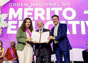 Governo vai criar 8,6 mil cargos de professores e técnicos de educação 8 Presidente da República, Luiz Inácio Lula da Silva, durante a Cerimônia de Outorga da Ordem Nacional do Mérito Educativo. Com ele, a ministra da Gestão e Inovação em Serviços Públicos (esquerda) e o ministro da Educação, Camilo Santana (direita). - (crédito: Ricardo Stuckert / PR)