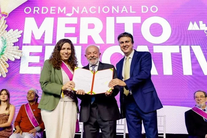 Governo vai criar 8,6 mil cargos de professores e técnicos de educação 1 Presidente da República, Luiz Inácio Lula da Silva, durante a Cerimônia de Outorga da Ordem Nacional do Mérito Educativo. Com ele, a ministra da Gestão e Inovação em Serviços Públicos (esquerda) e o ministro da Educação, Camilo Santana (direita). - (crédito: Ricardo Stuckert / PR)