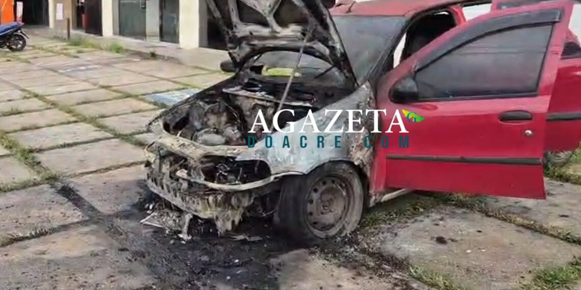 Pane elétrica provoca incêndio e danifica carro no bairro Bosque