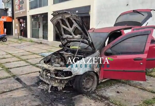 Pane elétrica provoca incêndio e danifica carro no bairro Bosque