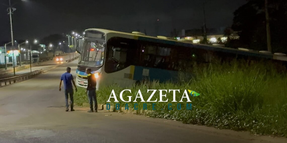 Ônibus cai em ribanceira após possível falha mecânica na BR-364, em Rio Branco