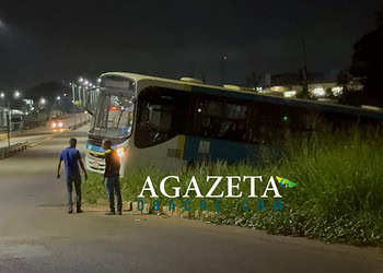 Ônibus cai em ribanceira após possível falha mecânica na BR-364, em Rio Branco
