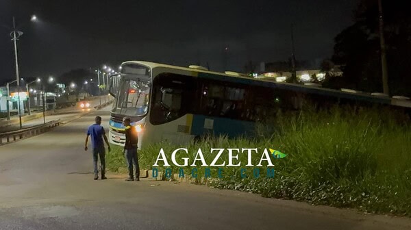 Ônibus cai em ribanceira após possível falha mecânica na BR-364, em Rio Branco