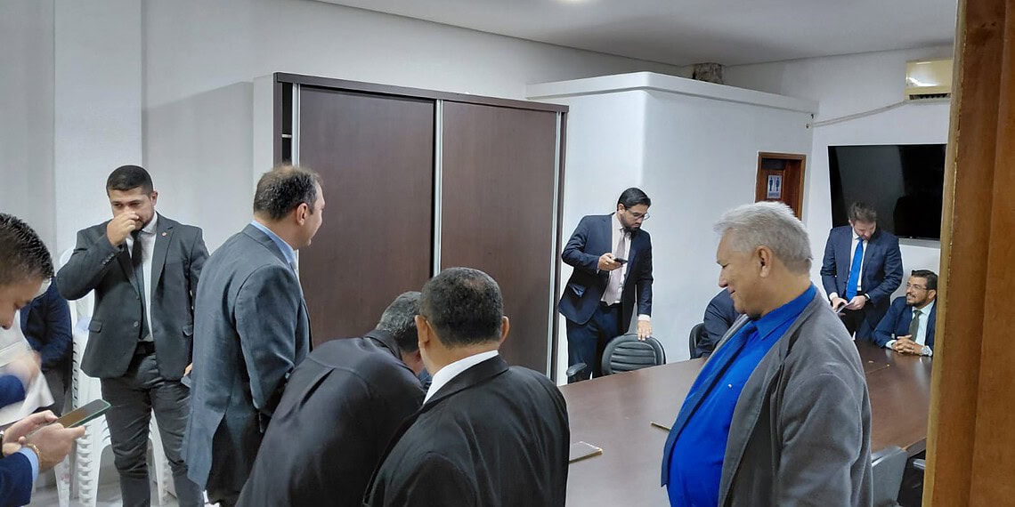 Joabe insiste em título de cidadão rio-branquense a secretário Eracides Caetano, e vereadores batem boca a portas fechadas 1 Foto: Leandro Chaves