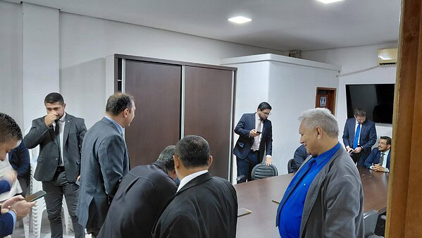 Joabe insiste em título de cidadão rio-branquense a secretário Eracides Caetano, e vereadores batem boca a portas fechadas