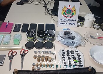 Dupla é presa com drogas e material de embalagem em Rio Branco