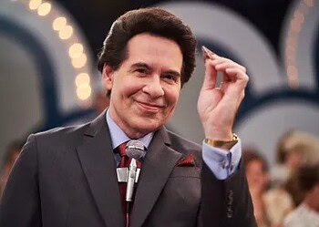 Hassum diz que mulher chorou ao vê-lo como Silvio Santos: "Vejo ele aqui" 13 Leandro Hassum em "Silvio Santos Vem Aí" • Divulgação