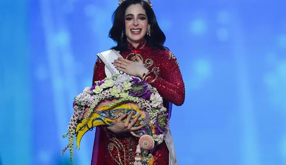 Mexicana vence o Miss Universo após polêmica envolvendo insulto de organizador do concurso 1 Fátima Bosch, do México, reage ao ser coroada Miss Universo 2025 — Foto: REUTERS/Chalinee Thirasupa