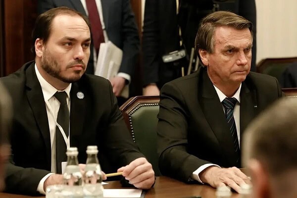 Carlos descreve estado de saúde de Bolsonaro: “Jamais o vi como está”