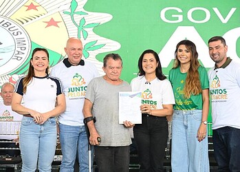 Governo entregou 129 títulos definitivos a moradores dos bairros da Baixada. Foto: Clemerson Ribeiro/Secom