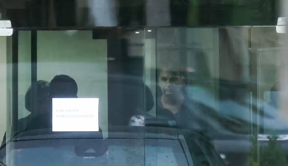 - O ex-presidente Jair Bolsonaro é visto na tarde deste domingo, 23, na Superintendência da Polícia Federal, em Brasília, ao se despedir da ex-primeira- dama Michelle Bolsonaro, que foi visitá-lo onde ele cumpre prisão preventiva. — Foto: Wilton Junior/Estadão Conteúdo