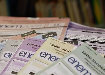 Mensagens revelam possível vazamento de mais duas questões do Enem 2 Órgão federal cancelou apenas as três perguntas que Edcley havia exposto em sua live anterior, dias antes da prova. Ambas continuam consideradas válidas no gabarito oficial - (crédito: Angelo Miguel/MEC)