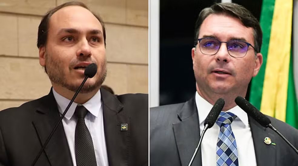 Bolsonaro recebe visita dos filhos nesta terça na Superintendência da PF 1 Carlos Bolsonaro e Flávio Bolsonaro, filhos do presidente Jair Bolsonaro — Foto: Câmara do Rio; Jefferson Rudy/Agência Senado