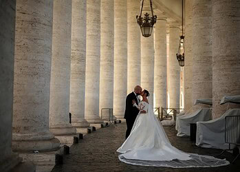 Casal se beija durante sessão de fotos de casamento no Vaticano — 29/4/2025  • Stoyan Nenov/Reuters