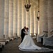 “Um cônjuge é suficiente”, diz Vaticano aos católicos em novo decreto 8 Casal se beija durante sessão de fotos de casamento no Vaticano — 29/4/2025 • Stoyan Nenov/Reuters