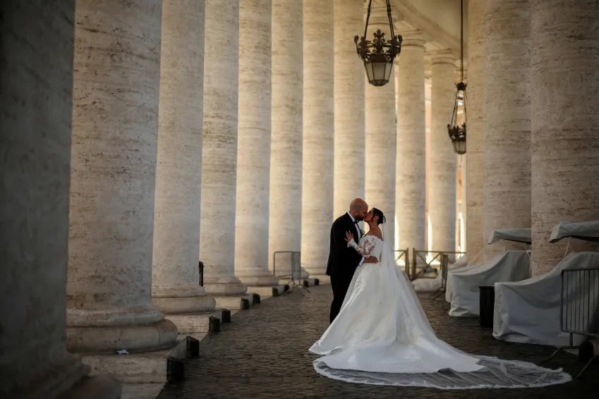 “Um cônjuge é suficiente”, diz Vaticano aos católicos em novo decreto 1 Casal se beija durante sessão de fotos de casamento no Vaticano — 29/4/2025 • Stoyan Nenov/Reuters