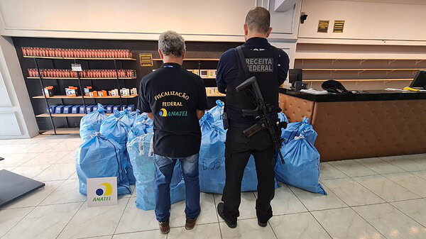 Operação Black Friday apreende mais de 60 itens irregulares, como celulares, tablets e carregadores, em Rio Branco