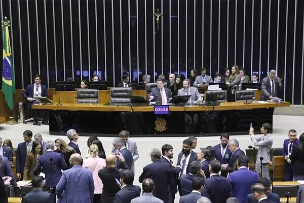 Centrão derrota o governo e derruba 24 vetos do licenciamento ambiental