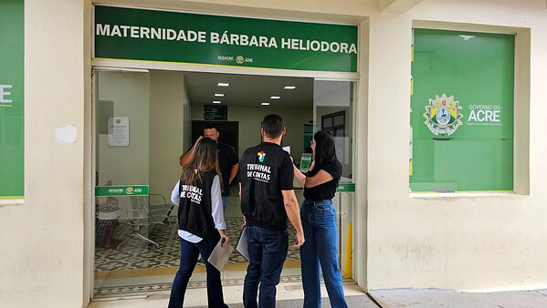 Auditores do TCE-AC verificam escalas e quadro de pessoal na Maternidade Bárbara Heliodora