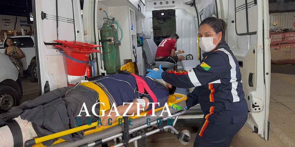 Motociclista de aplicativo e passageiro ficam feridos após colisão com carro em Rio Branco