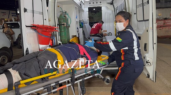 Motociclista de aplicativo e passageiro ficam feridos após colisão com carro em Rio Branco