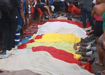 Operação mira policiais suspeitos de crimes durante megaoperação no RJ 4 RJ - OPERAÇÃO CONTENÇÃO/RIO/CV/CORPOS/PRAÇA - GERAL - **Atenção, conteúdo sensível: esta imagem contém cenas de corpos e violência**. Moradores do Complexo da Penha, na zona norte do Rio de Janeiro, levam ao menos 50 corpos para a Praça São Lucas, na Estrada José Rucas, no início da manhã desta quarta-feira, 29, após a megaoperação mais letal da história do Estado. O ativista Raull Santiago, do Instituto Papo Reto, afirmou que os corpos foram encontrados em uma área de mata na Serra da Misericórdia. 29/10/2025 - Foto: • PEDRO KIRILOS/ESTADÃO CONTEÚDO