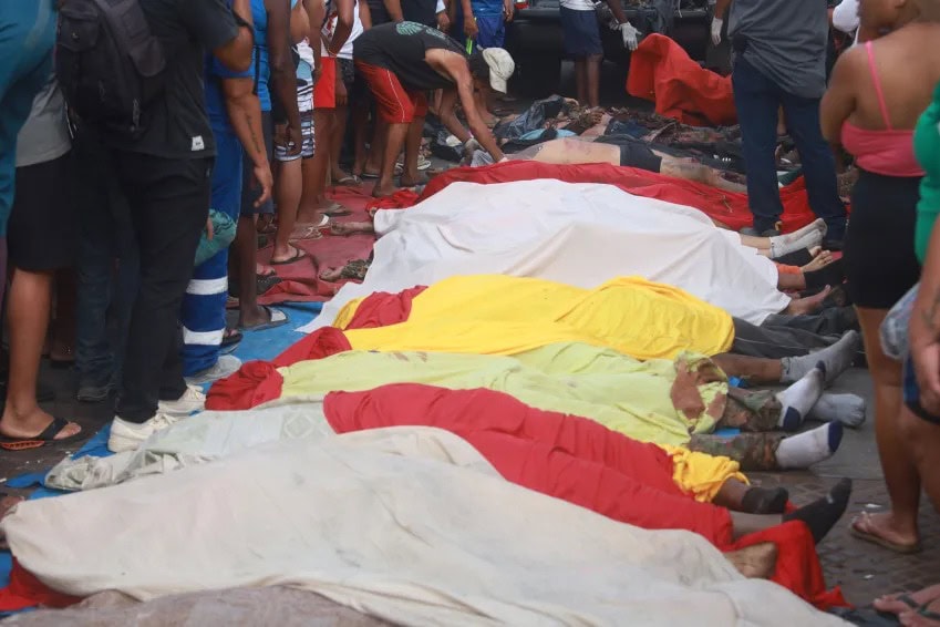 Operação mira policiais suspeitos de crimes durante megaoperação no RJ 1 RJ - OPERAÇÃO CONTENÇÃO/RIO/CV/CORPOS/PRAÇA - GERAL - **Atenção, conteúdo sensível: esta imagem contém cenas de corpos e violência**. Moradores do Complexo da Penha, na zona norte do Rio de Janeiro, levam ao menos 50 corpos para a Praça São Lucas, na Estrada José Rucas, no início da manhã desta quarta-feira, 29, após a megaoperação mais letal da história do Estado. O ativista Raull Santiago, do Instituto Papo Reto, afirmou que os corpos foram encontrados em uma área de mata na Serra da Misericórdia. 29/10/2025 - Foto: • PEDRO KIRILOS/ESTADÃO CONTEÚDO