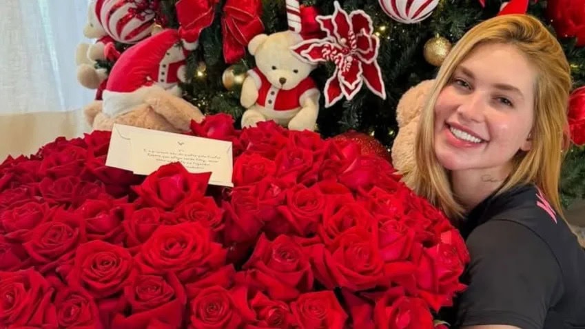 Virginia recebe buquê gigante de Vini Jr. para celebrar um mês de namoro 1 Virginia ganhou buquê de rosas gigante de 1 mês de namoro com Vini Jr. • Instagram/Virginia