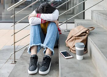 Torta de climão: 86% dos brasileiros já sofreram bullying familiar 2 71% dos entrevistados acreditam totalmente que palavras positivas têm o poder de transformar relações • Juan Algar/GettyImages