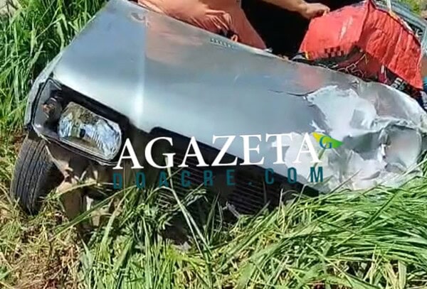 Mototaxista morre após colisão com carro na BR-364, no interior do Acre