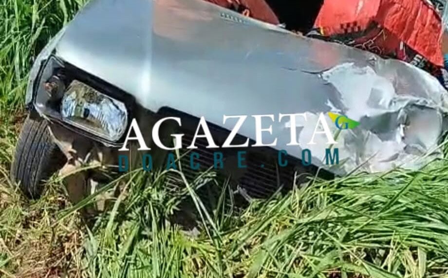 Mototaxista morre após colisão com carro na BR-364, no interior do Acre