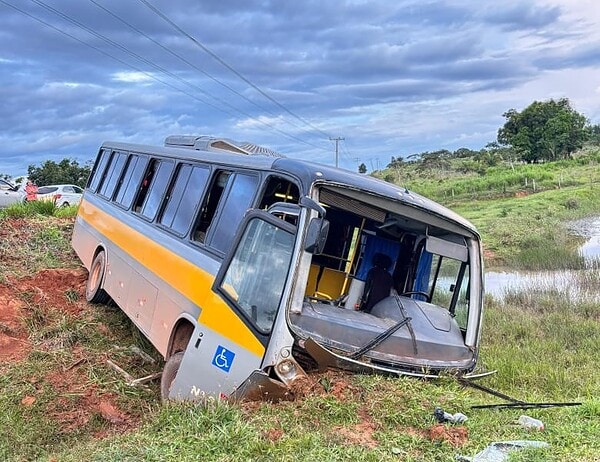 Ônibus escolar tem pane na direção e para em sangradouro de açude na rodovia AC-40