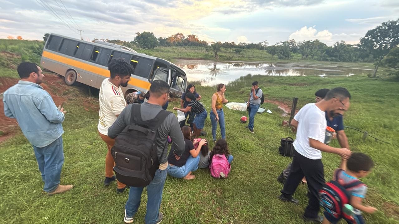 Ônibus escolar tem pane na direção e para em sangradouro de açude na rodovia AC-40