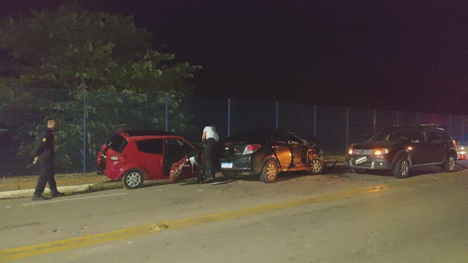 Colisão entre 3 veículos deixa motorista presa às ferragens na Avenida Nações Unidas 3 Colisão entre 3 veículos deixa motorista presa às ferragens na Avenida Nações Unidas
