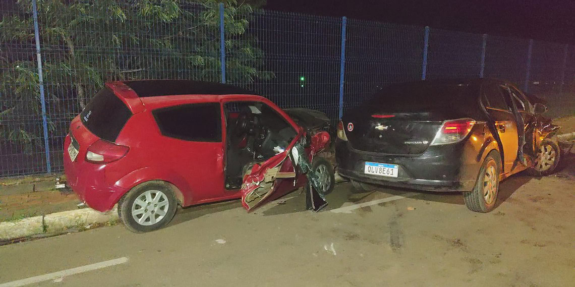 Colisão entre 3 veículos deixa motorista presa às ferragens na Avenida Nações Unidas 1 Colisão entre 3 veículos deixa motorista presa às ferragens na Avenida Nações Unidas