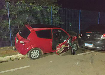 Colisão entre três veículos deixa motorista ferida na Avenida Nações Unidas