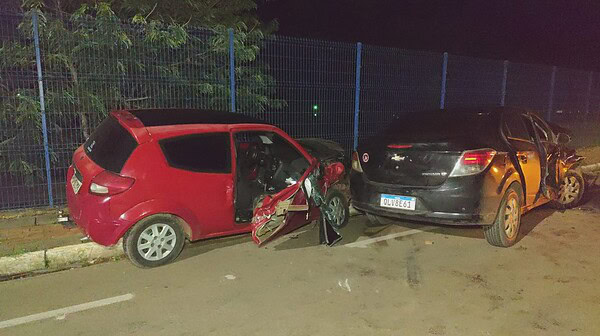 Colisão entre 3 veículos deixa motorista presa às ferragens na Avenida Nações Unidas