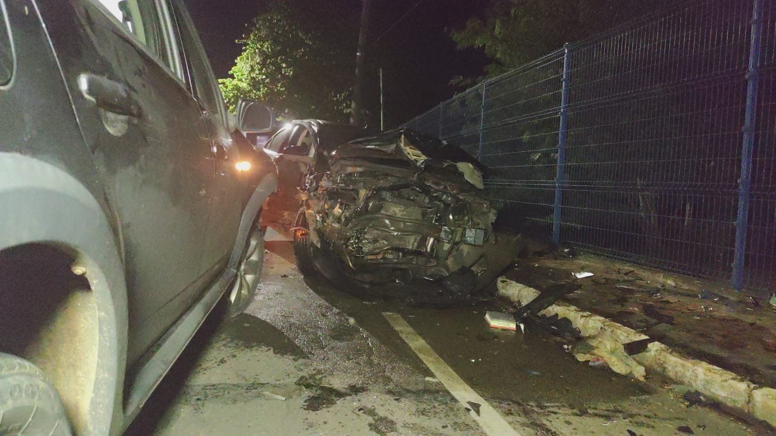 Colisão entre 3 veículos deixa motorista presa às ferragens na Avenida Nações Unidas 2 Colisão entre 3 veículos deixa motorista presa às ferragens na Avenida Nações Unidas