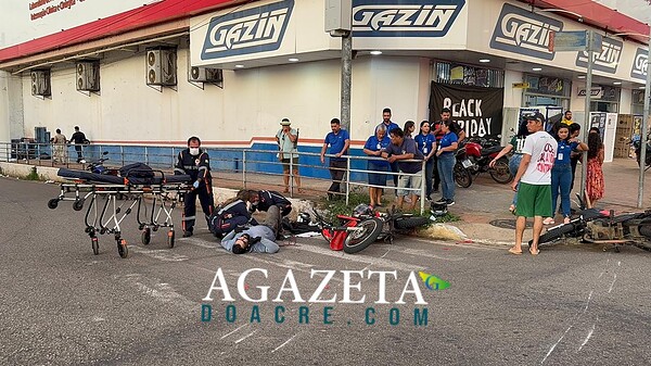 Colisão entre motos deixa quatro pessoas feridas em cruzamento no Bosque