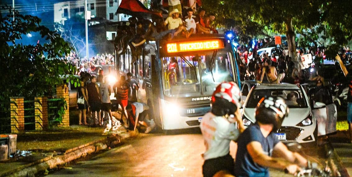 Flamenguistas ‘perdem a mão’ na comemoração da Libertadores e sobem em ônibus em movimento em Rio Branco 1 Foto: Juan Vicent Diaz