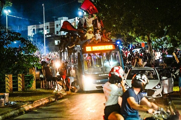 Flamenguistas ‘perdem a mão’ na comemoração da Libertadores e sobem em ônibus em movimento em Rio Branco