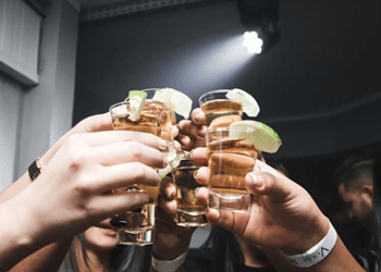 Dados indicam mudança de comportamento e queda no consumo abusivo entre jovens adultos - (crédito: Pexels)