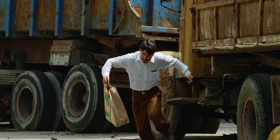 Safári humano: Italianos são investigados por matarem civis na Bósnia 1 Um homem bósnio atravessa correndo uma rua de Sarajevo onde muitos civis foram atingidos por tiros de franco-atiradores • David Turnley/Corbis/VCG via Getty Images