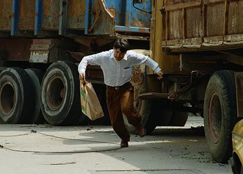Um homem bósnio atravessa correndo uma rua de Sarajevo onde muitos civis foram atingidos por tiros de franco-atiradores  • David Turnley/Corbis/VCG via Getty Images