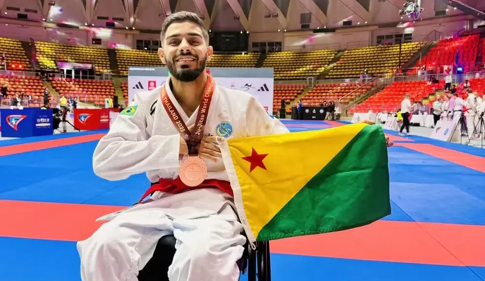 Paratleta acreano conquista bronze em mundial de jiu-jítsu na Tailândia e se prepara para novo desafio nos Emirados Árabes 1 Atleta foi medalhista durante a competição. Foto: Arquivo pessoal/Thomas Silva