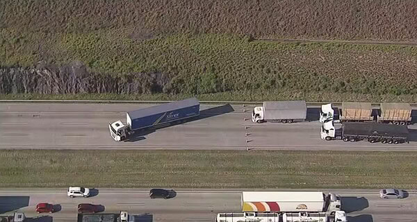 Caminhão que saiu do Acre fica atravessado em rodovia de SP e motorista é resgatado após suposto sequestro com explosivos