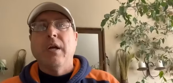 'Morri por 6 minutos, mas uma figura encapuzada me trouxe de volta com uma mensagem', conta americano